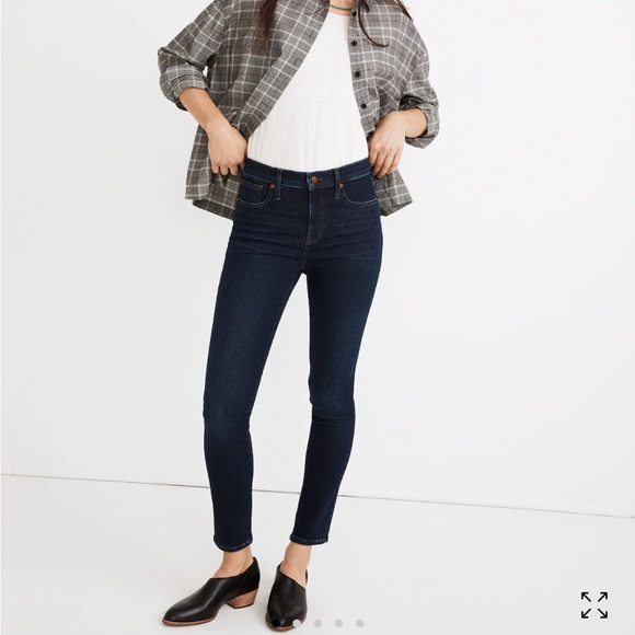 9" Mid-Rise Skinny Jeans in Orland Wash - Picture 2 of 5